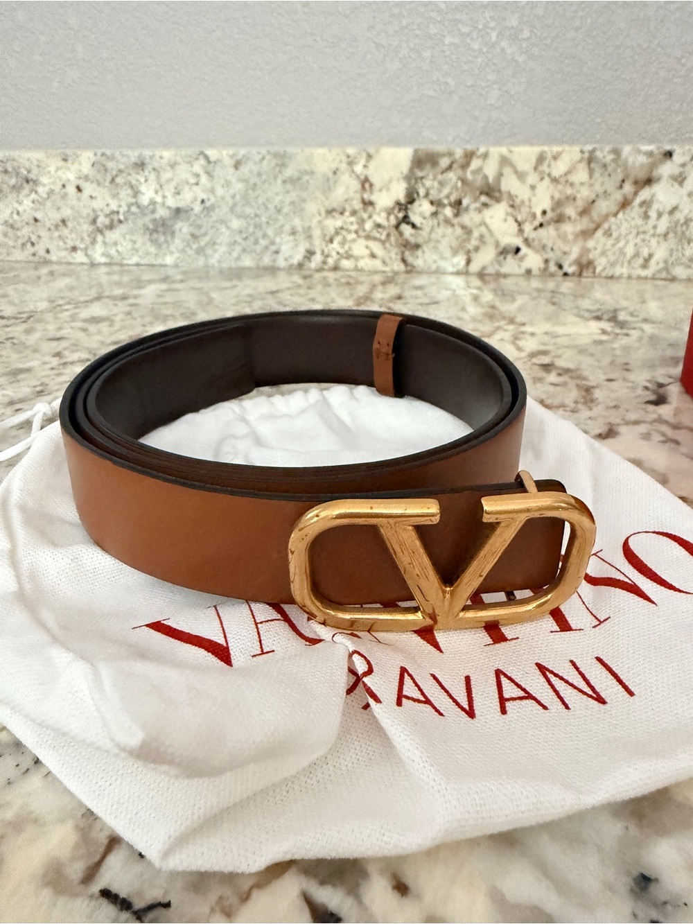 Valentino Garavani VLogo Signature reversible leather belt in black and camel le - Picture 2 of 4